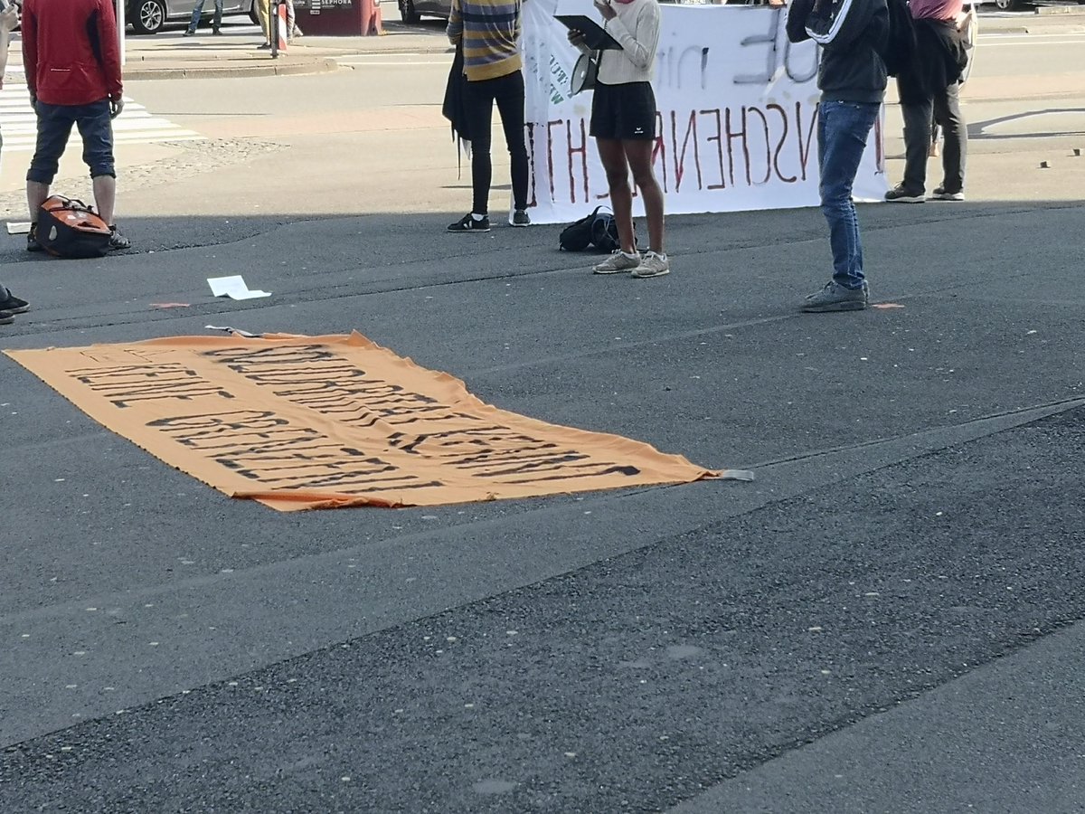 Bleiberecht4all's tweet photo. Knapp 50 Menschen demonstrieren gerade in #Münster.
Ein starkes Zeichen der #Solidarität, trotz starker Repression durch das Ordnungsamt.

#LeaveNoOneBehind https://t.co/eRPqkffyxU