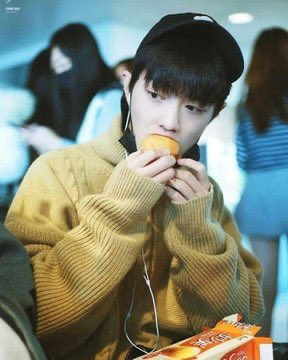 you pick pocket me and all u get is xiao zhan snacking
