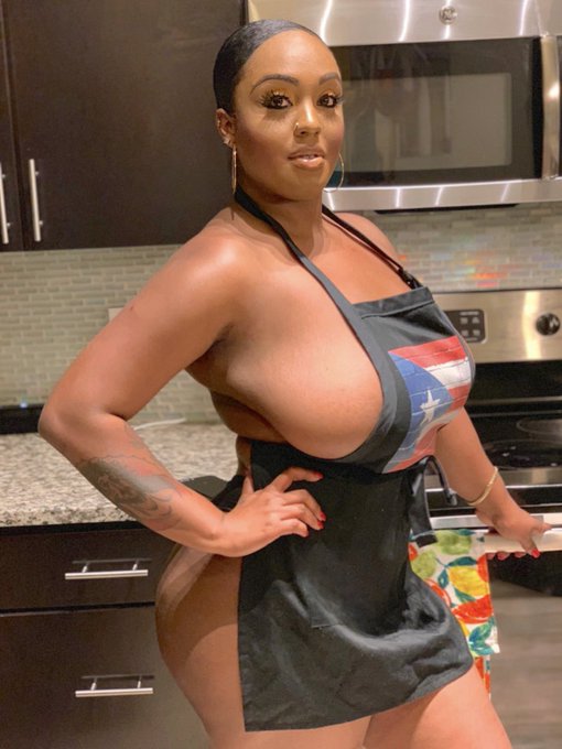 Wanna see what&rsquo;s under my apron ? 🤓🤪😏 https://t.co/NW85viVuT5 #WednesdayMotivation #putyourbackinit #onlyfans<a href="/tag/wednesdaymotivation"class="tags"><span>#wednesdaymotivation</span></a><a href="/tag/onlyfans"class="tags"><span>#onlyfans</span></a><a href="/tag/putyourbackin"class="tags"><span>#putyourbackin</span></a>