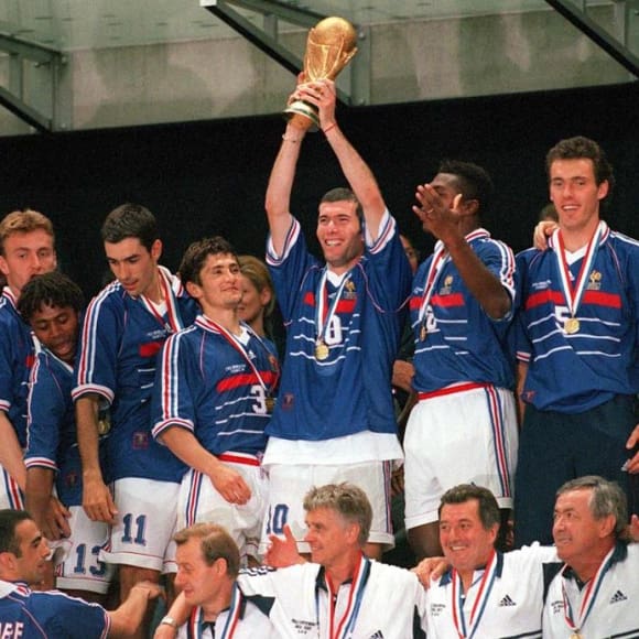 Gros thread sur la Coupe du monde 1998Un Mondial qui vous dit quelque chose non ? Le sacre de la France évidemment, mais pas que. Beaucoup de spectacle et d'émotions.Comme d'habitude, on repart sur le même format : vidéos, commentaires d'époque, archives, anecdotes & humour.