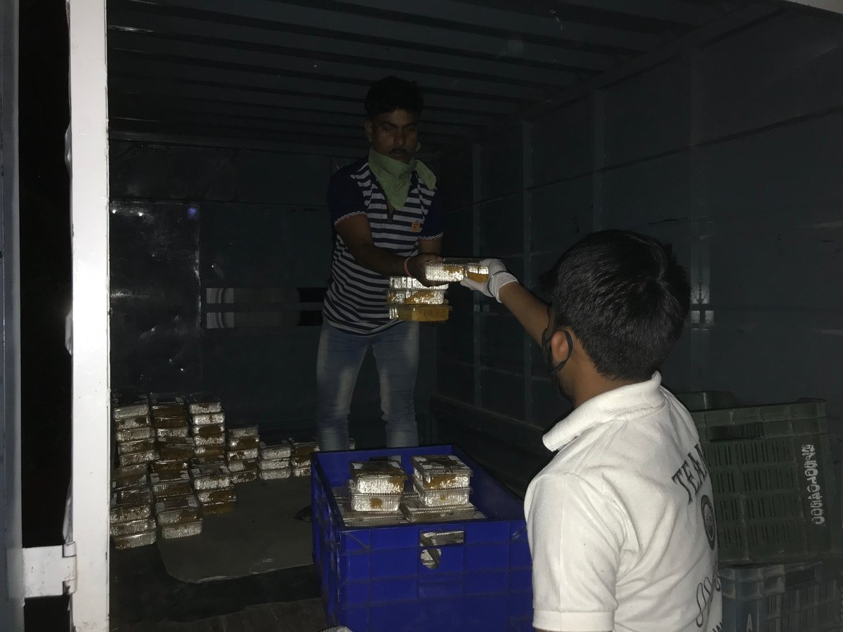 ccoi_1947's tweet photo. #CoronaCareByCCI 8th April, 2020
On request of @Iyrcngo dinner packets handed over to their volunteers  for distribution to needy persons. #LetsFeedThePoor #IndiaFightsCorona 
@PMOIndia @JagiPanda @MandhaniApoorva @khanumarfa @DilliDurAst @NEWS18  @ravi27kant @pankajjha_ https://t.co/bmxwhT1PLV