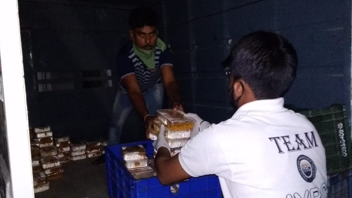 ccoi_1947's tweet photo. #CoronaCareByCCI 8th April, 2020
On request of @Iyrcngo dinner packets handed over to their volunteers  for distribution to needy persons. #LetsFeedThePoor #IndiaFightsCorona 
@PMOIndia @JagiPanda @MandhaniApoorva @khanumarfa @DilliDurAst @NEWS18  @ravi27kant @pankajjha_ https://t.co/bmxwhT1PLV