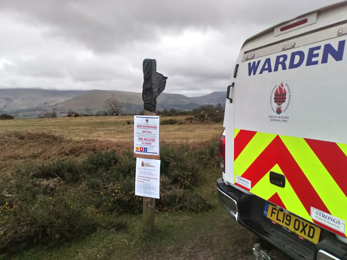 BannauB's tweet photo. #WardenWednesday

Our wardens have been busy today working alongside @PowysCC South Wales Trunk Roads Agency @NTBreconbeacons &amp; @DPP_NPTBrecon reinforcing closures before the Easter weekend
Closed means closed! Please
#stayhomestaysafe
#visitlater
#savethenhs https://t.co/52LbIvnrKW