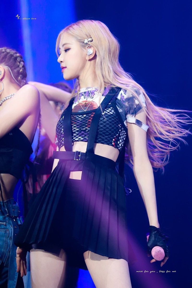 Roses stage. Розэ BLACKPINK Наряды. Rose BLACKPINK. Блэк Пинк концертная одежда. Наряды Блэк Пинк.