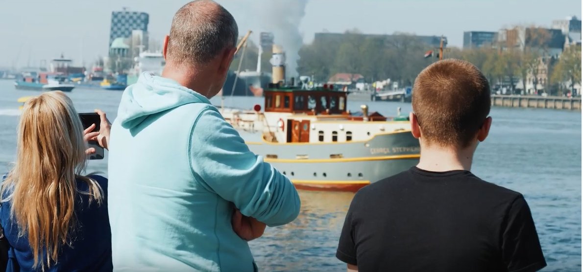 De #toeteractie in de Rotterdamse Haven was een groot succes! Aan de oproep aan schepen om vandaag om 12.00 uur 30 seconden te toeteren werd massaal gehoor gegeven. Het initiatief hiervoor kwam van Peter Verhage van Eyecatcher. Bekijk het compilatiefilmpje youtube.com/watch?v=_iUHdu…