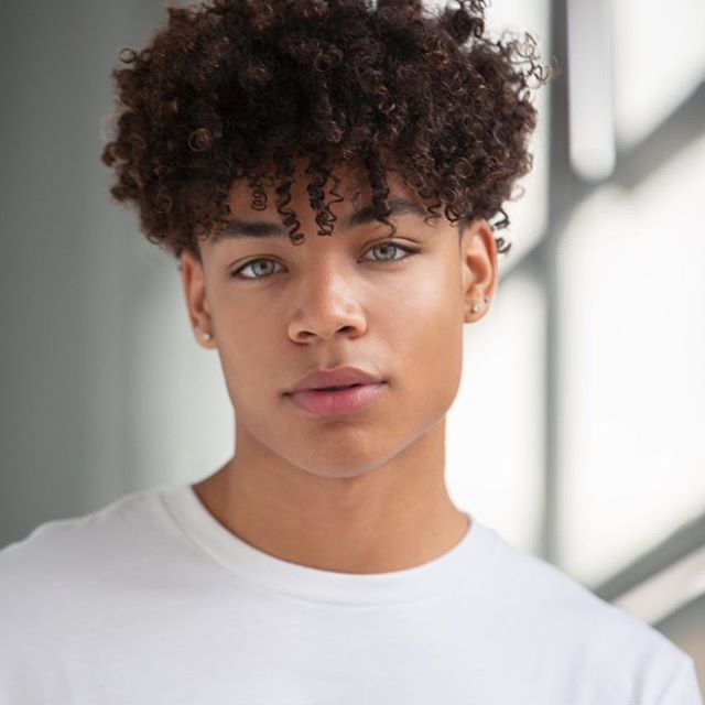 Rise4Men's tweet photo. Good morning, from Team Rise! Even on "hump day" show off your handsome skin!
#Rise #HumpDay #Skincare #BeardCare #NaturalProducts #EssentialOils #BeardOils #Melanin #Wednesday #MenInApril #MenAtHome https://t.co/fekTDvEKsU