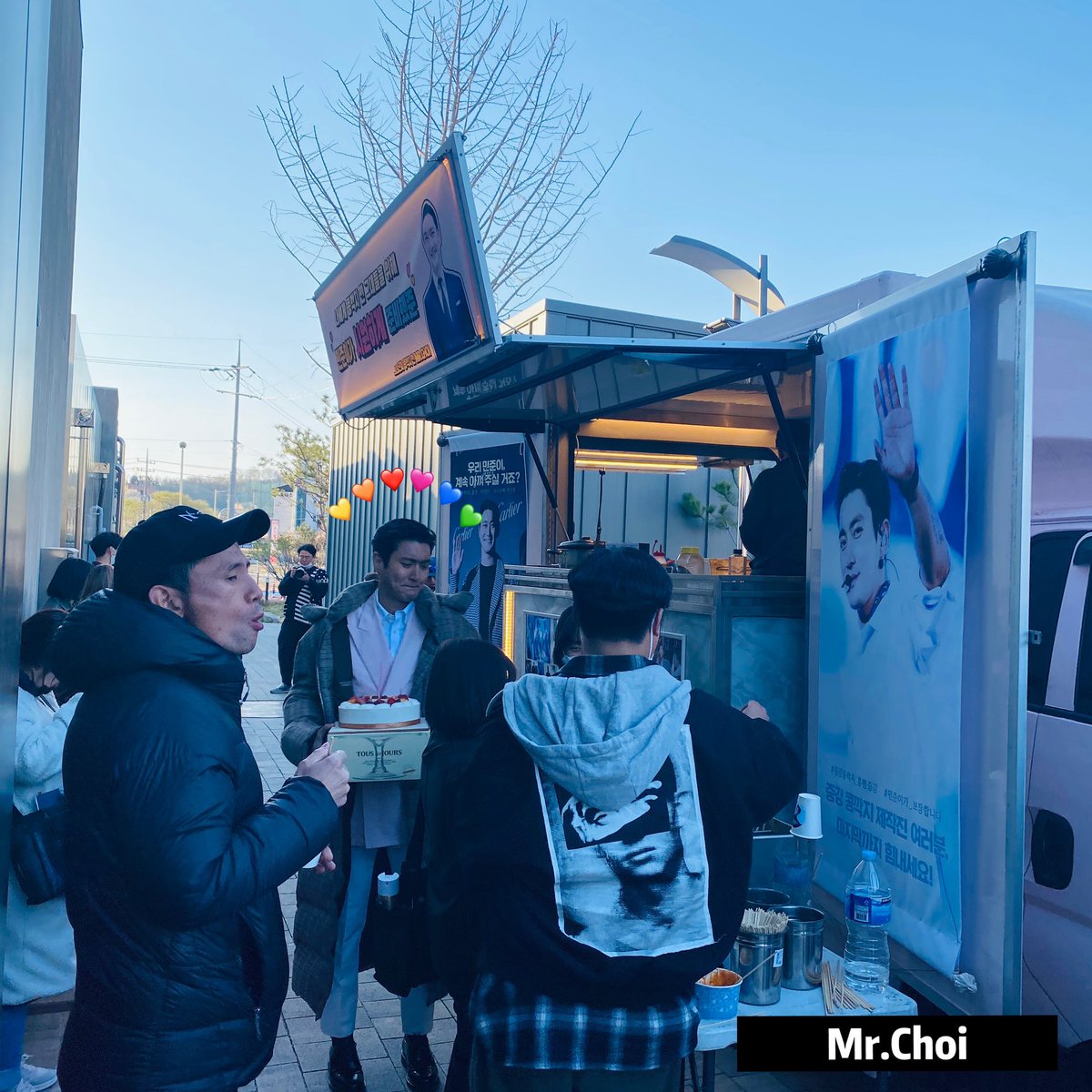MrChoi_'s tweet photo. 며칠간 잠도 제대로 못 자고 피곤하지만, 어디 최배우님만하겠어요😖 짧은 기간 멋진 작품 위해 헌신한 만큼 완벽한 결과물이 나올 거예요! 추운 날씨 먼 거리 와준 이에 감동스레 전해준 마음이 더더욱 감동. 15년째 사라지지 않는 콩깍지🧐 The captain of my soul👨🏻‍✈️
@siwonchoi #siwon #증강콩깍지 https://t.co/UgXwQt1OgI