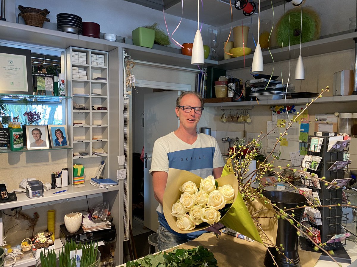 JoostenWillem's tweet photo. Wees loyaal, koop lokaal. Ook in Leiderdorp. Vandaag mooie bloemen gekocht bij @gerberawillem #waarkoopjijlokaal? https://t.co/GyjFr18awg