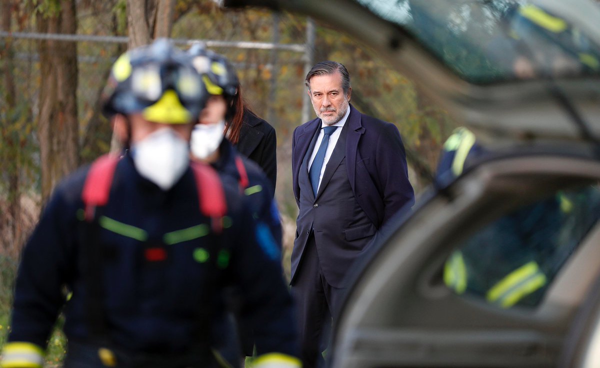 Enrique_L_Lopez's tweet photo. Gracias al trabajo y coordinación de @ComunidadMadrid #ASEM12 @UMEgob #ProtecciónCivil @MADRID #BomberosCM #AgentesForestalesCM #IFISE #PoliciaLocal venceremos a #Covid19.
La unión hace la fuerza.
https://t.co/AC3lFLqoQe https://t.co/epOEHrNixX