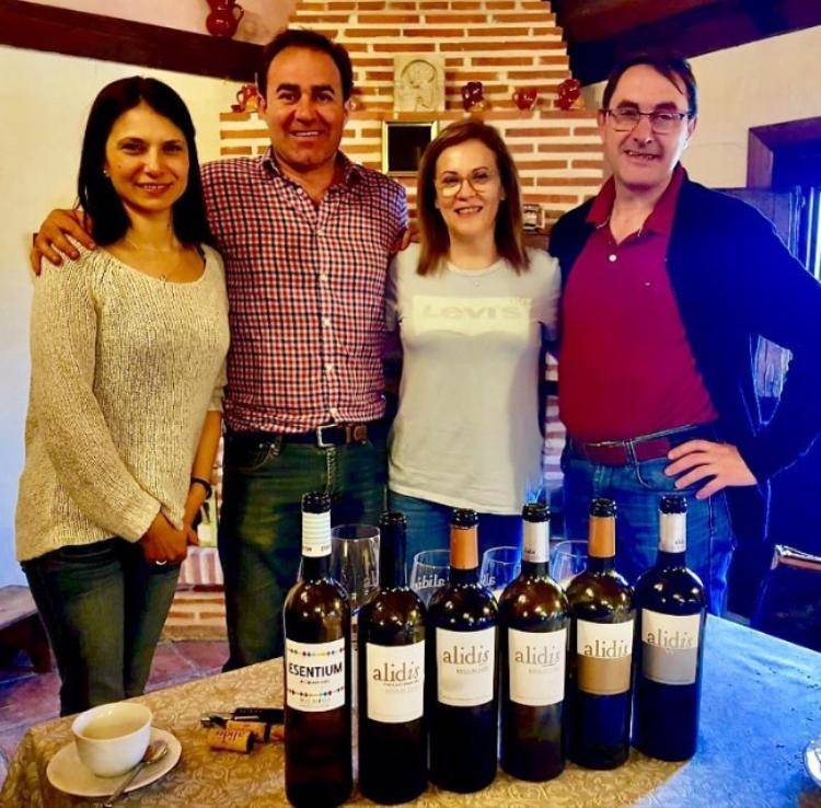 BodegaMambrilla's tweet photo. En compañia de unos buenos amigos #alidis @TurismoBur @RutaVinoRibera @BodegaMambrilla https://t.co/Mpyk6p0ZdX