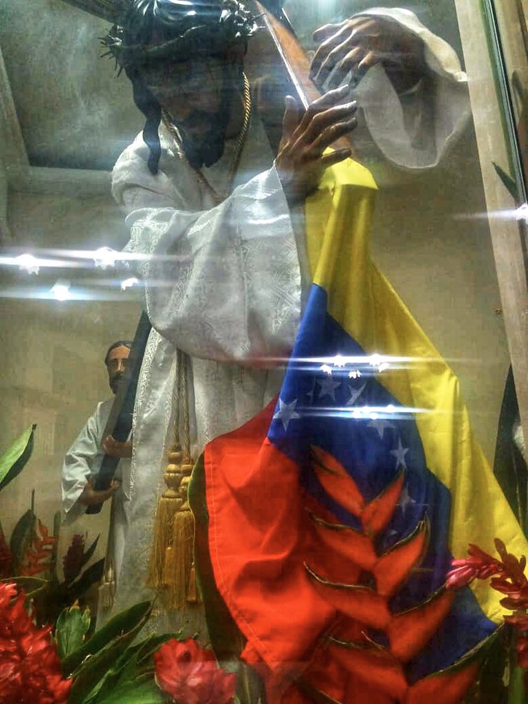 De blanco y con la bandera de Venezuela, así viste el #Nazareno de #Achaguas en este Miércoles Santo en una histórica Semana Santa en cuarentena.
