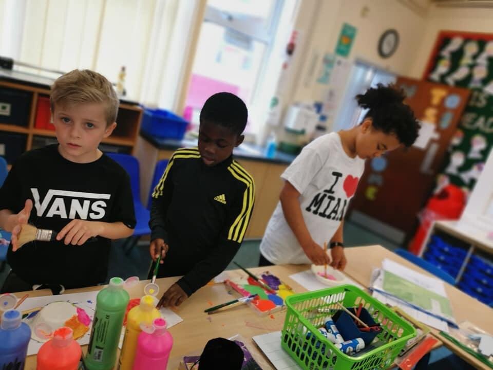 StPhilipHoward's tweet photo. βοΈπOur art activity for today was to make a colourful jellyfish! They look great hanging in our gazeboππβ¨ #greatfun #bepositive #enjoysun #teamworkπ https://t.co/HIrnirYasv