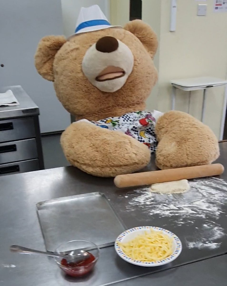 DilkesAcademy's tweet photo. @Ofs_Ted @kiron_mrs @MrsNyeTeacher @GordonRamsay Dillis takes her inspiration from a calmer character in @jamieoliver
#Chefbear https://t.co/yTQocjGSCr