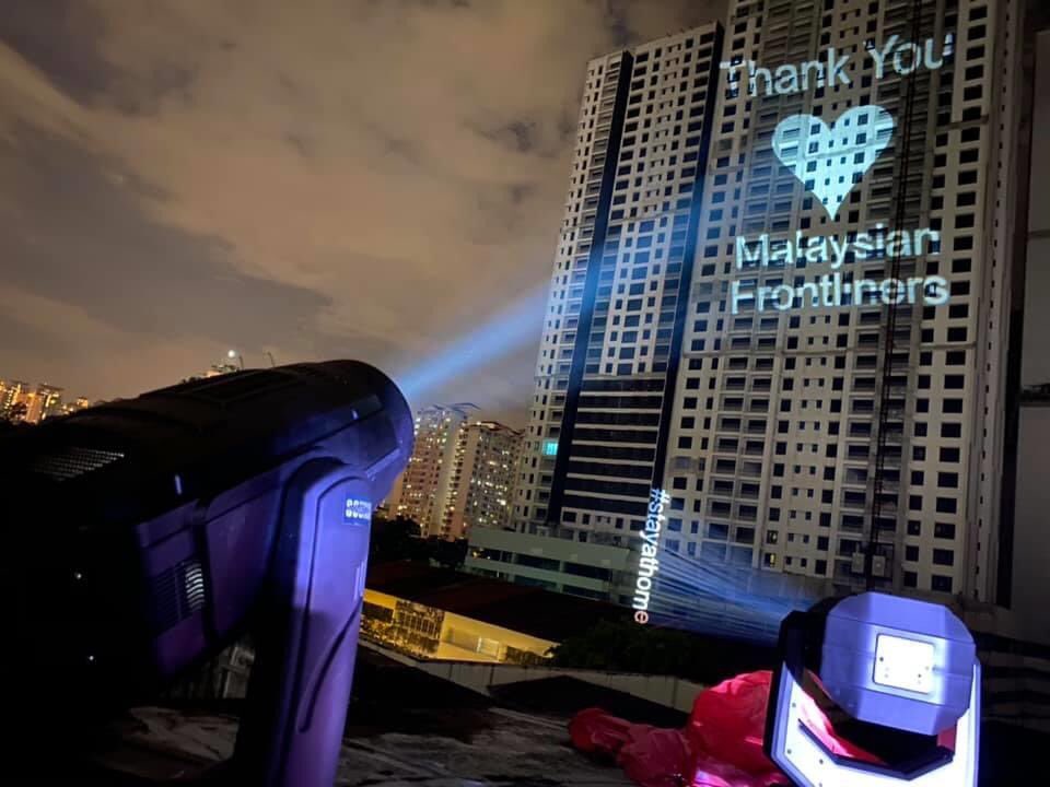 Robelighting's tweet photo. In Kuala Lumpur, Malaysia the team at Sound Innovations using three @Robelighting #BMFL WashBeam luminaires to help display a message of support and gratitude for those fighting on the frontlines of the COVID-19 pandemic.
#togetherwearestronger #soundinnovations #robelighting https://t.co/QFXZc47lRn