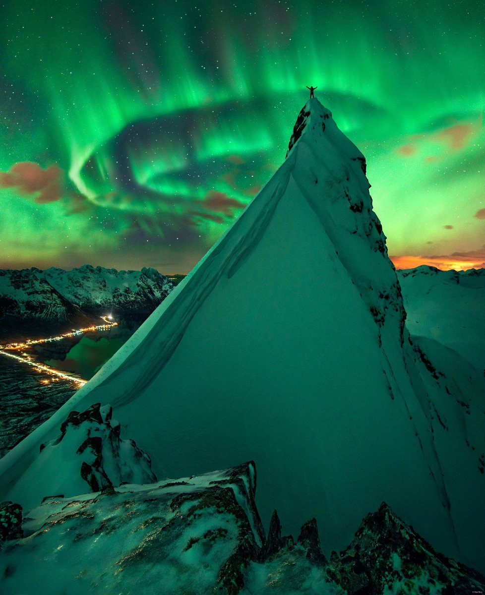 balajidtweets's tweet photo. A spectacular auroral display lights up the sky over the town of Svolvearin, Norway 🇳🇴
Captured by photographer #MaxRive 📸 https://t.co/kuOBx0Ivga