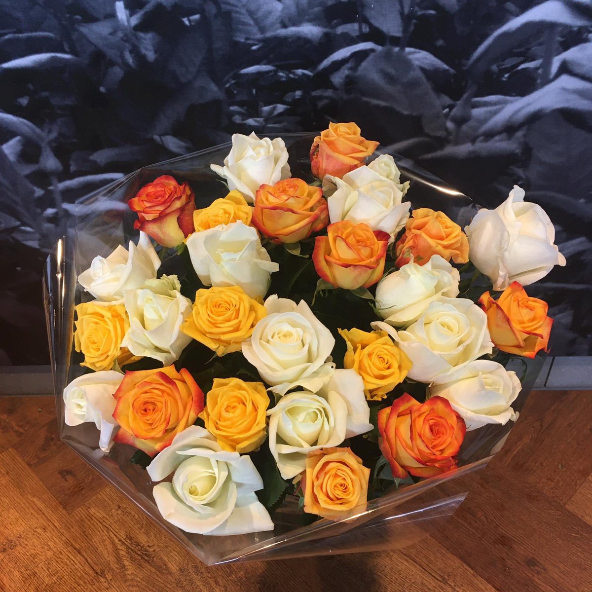 HulstRozen's tweet photo. Een heerlijk geurend paasboeket rozen haal je bij vanderhulstrozenkwekerijen in Meterik! #pasen #geur #rozen #meterik #buylocal #rozenautomaat #rozenwinkel #horstadmaas https://t.co/kZtsmf3JtQ