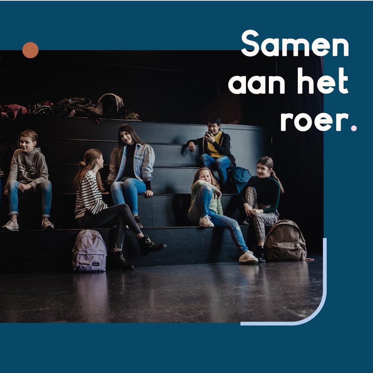 Morgen om precies 12:00 uur is dan eindelijk het moment aangebroken! Via Facebook en Instagram maken we onze nieuwe naam en huisstijl bekend. We zijn trots en blij! Vieren doen we ‘op gepaste afstand’, dus nu alleen via Facebook en Instagram. Samen aan het ROER!
