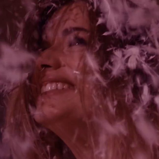 «Fue y dejó de ser
un juego de motes simple y cruel.
Fueron tus ojos cuando ves 
algo que no debes tener. 
Fue un agosto que no quieres recordar, 
la Luna llena sin reflejo en el mar»

Alfenic - Cómeme la piel