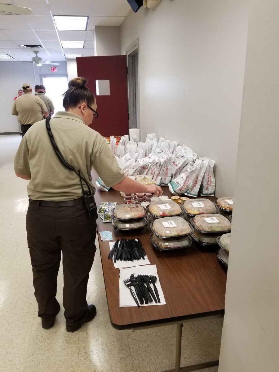 BillBissett's tweet photo. Thanks to @Hwy55Burgers of Barboursville for delivering lunch to @CabellCountyEMS today, which was sponsored by @ChamberAlerts member @ATT!! We appreciate you all! 🇺🇸🚑🍔👍 https://t.co/jPoqQUQmol