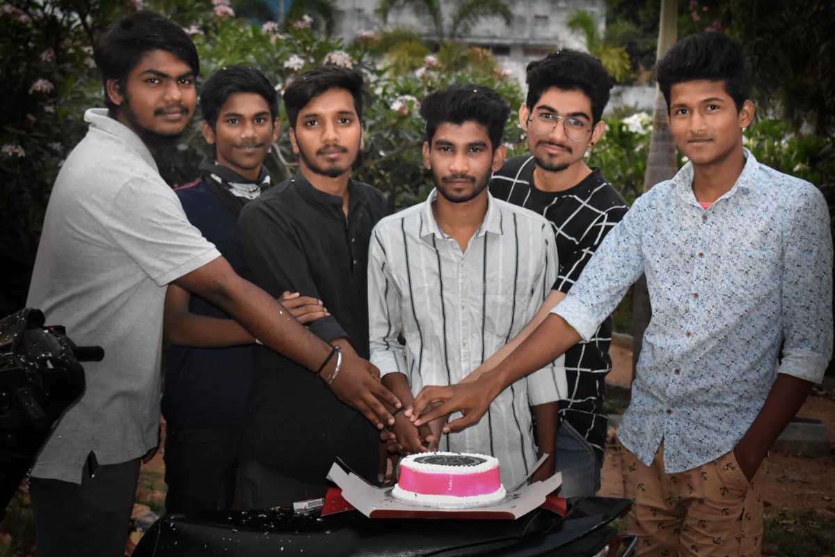 Our beloved  @alluarjun birthday celebrations by  #AlluArjunYuvathaHyderabad  cake cutting....   #HappyBirthdayAlluArjun   #alluarjun  @AlluSirish