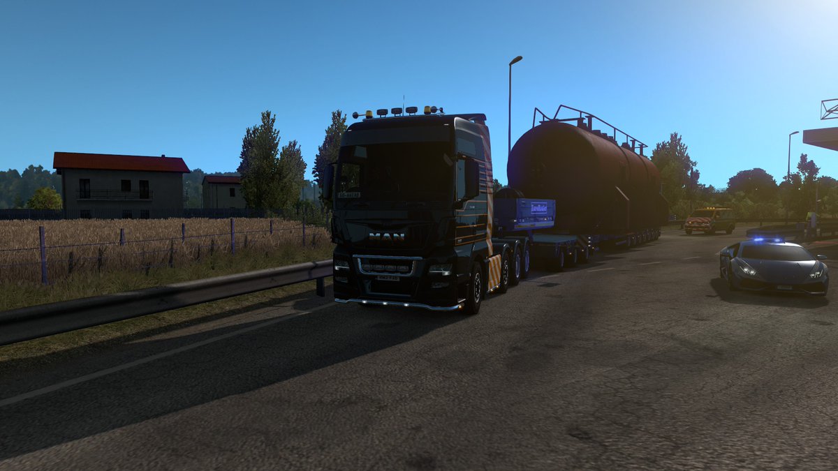 LocalLinkLtd's tweet photo. A heavy load escorted by a fine peace of engineering and there's a nice Lamborghini from the Italian police. https://t.co/GVOBqut0di