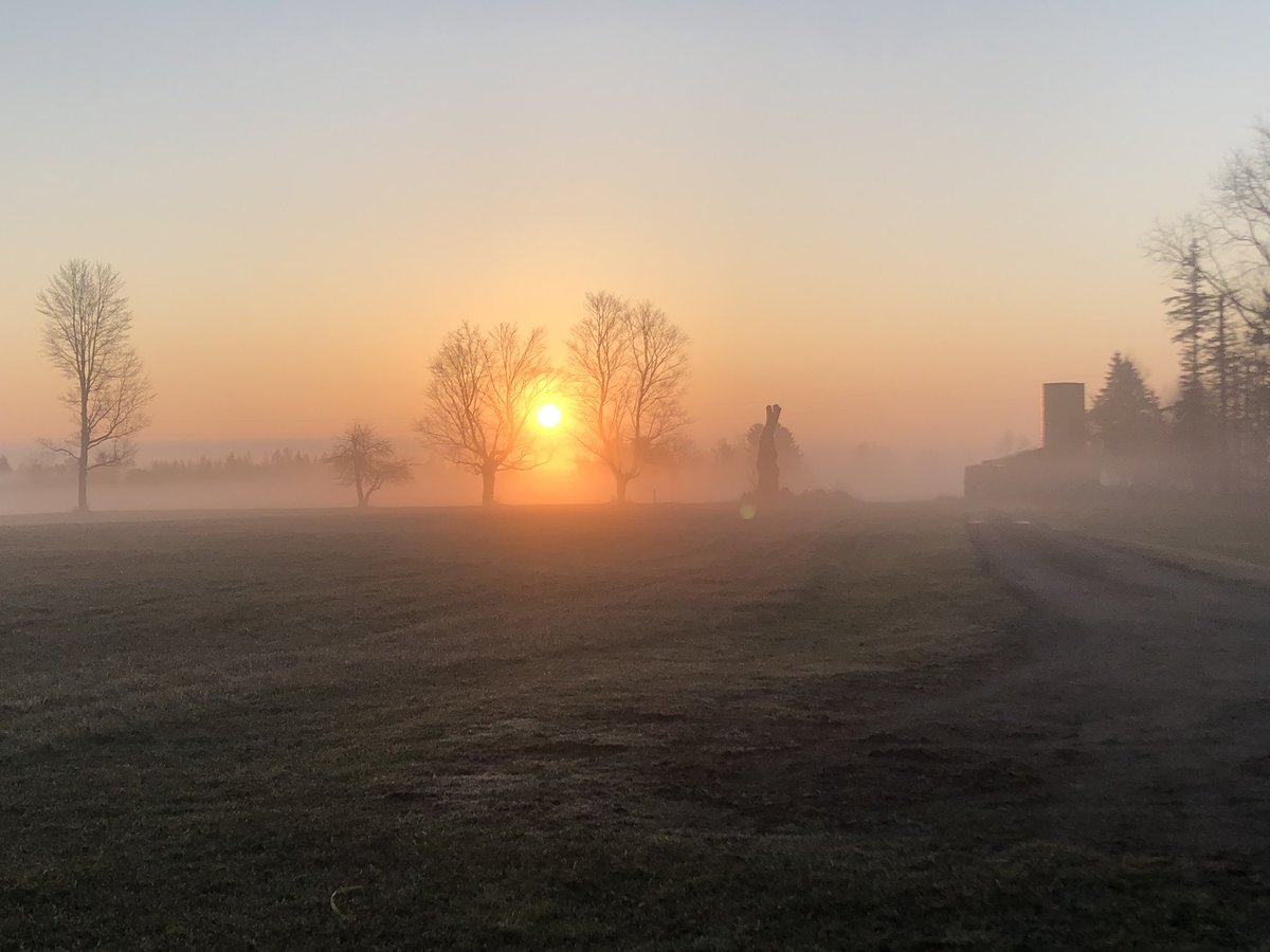 RAMcKibben's tweet photo. #sunrise to the east, #moonset to the west - at the same time. #iPhoneX #ShotOniPhoneX https://t.co/WXemyXbBSF