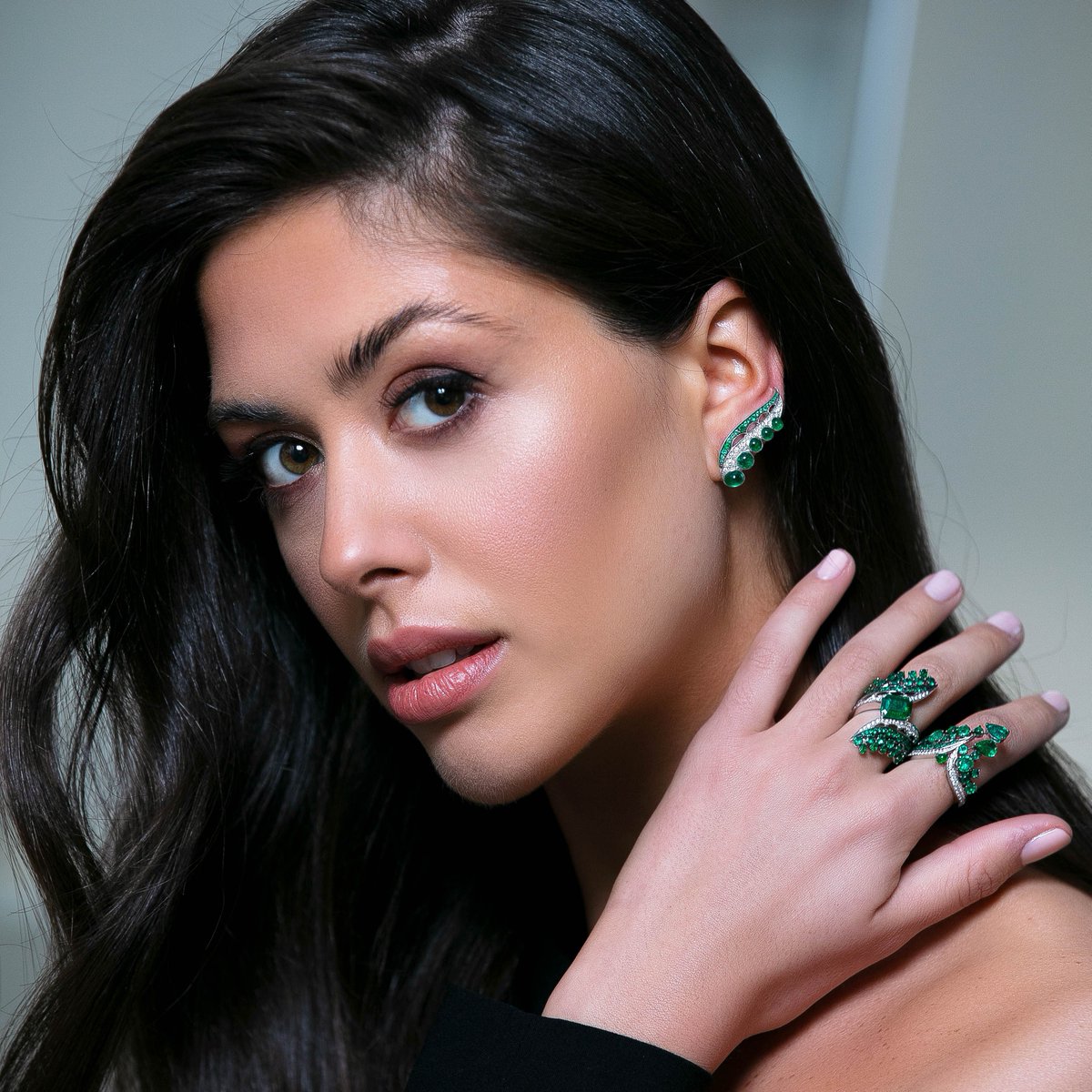 VanLeles's tweet photo. #Earrings and #rings from our Legends of #Africa Collection 💚🇿🇲 In the first century AD, Roman author and #philosopher #PlinytheElder wrote that "no #stone has a #colour that is more delightful to the eye, there being no #green in existence more intense than this." 

#VANLELES https://t.co/Qh3FdonQwX