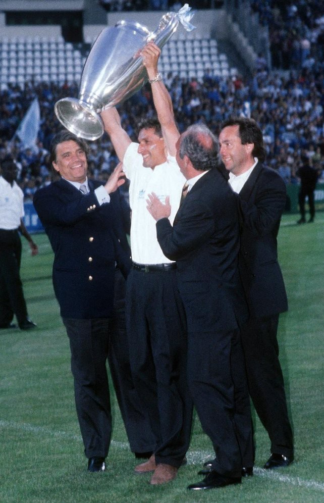 13tifa13's tweet photo. Casoni 🔥⚽💙. Il a quasiment tout connu au club. Victoire, défaite, descente, monté, entraîneur...... Monument 🏛
#ConfinementOM #TeamOM #droitaubut https://t.co/SDk5hmFoS5