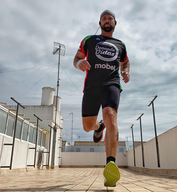 LaJugadaJerez's tweet photo. El corredor roteño Manuel Rizo (@Ito88_ ) ha recaudado 1.500 euros para la asociación "Saber que se puede" realizando una maratón en la azotea de su casa. Hemos hablado con él en @CanalSurRadio. @csurDeportes @canalsur @donandovidas @lagranjugadacsr 
https://t.co/R5DP2KnPdT https://t.co/DHQGYQdQEX