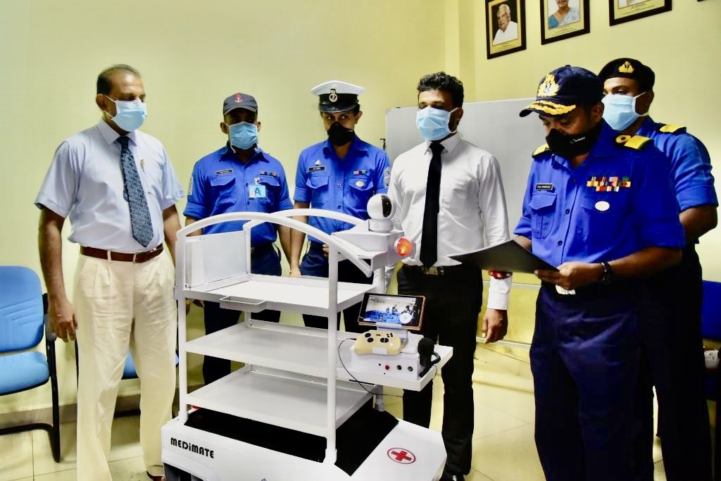 saksivarnan's tweet photo. Sri Lanka Navy invents a device (#MEDiMATE) that can be operated by a remote control, to help treat #Coronavirus patients!
#SriLanka #lka #COVID19SL #COVID19LK #COVID19 #SocialDistancing #Navy https://t.co/N8SrpJT6II