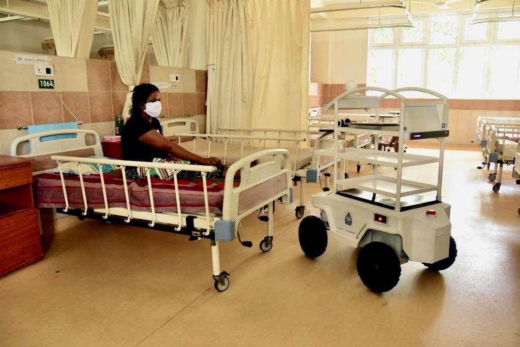saksivarnan's tweet photo. Sri Lanka Navy invents a device (#MEDiMATE) that can be operated by a remote control, to help treat #Coronavirus patients!
#SriLanka #lka #COVID19SL #COVID19LK #COVID19 #SocialDistancing #Navy https://t.co/N8SrpJT6II