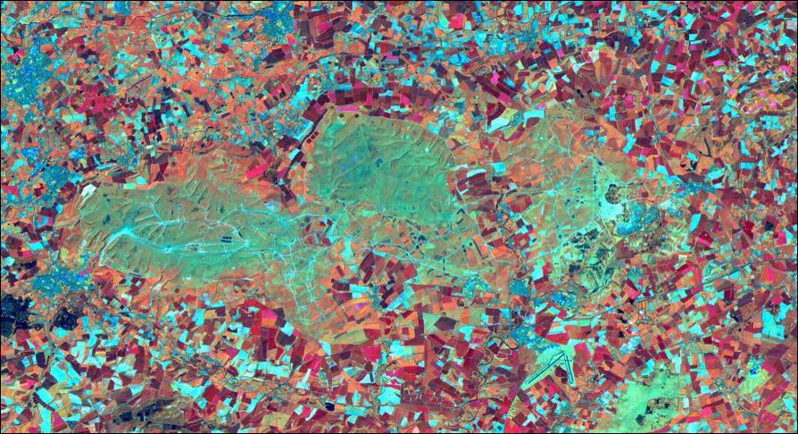 MOD has owned parts of the Plain since 1897 – and this is the reason for its preservation; no deep ploughing, fewer houses and road schemes. This satellite image demonstrates the case with the lack of fields and development  #SPTAarchaeology