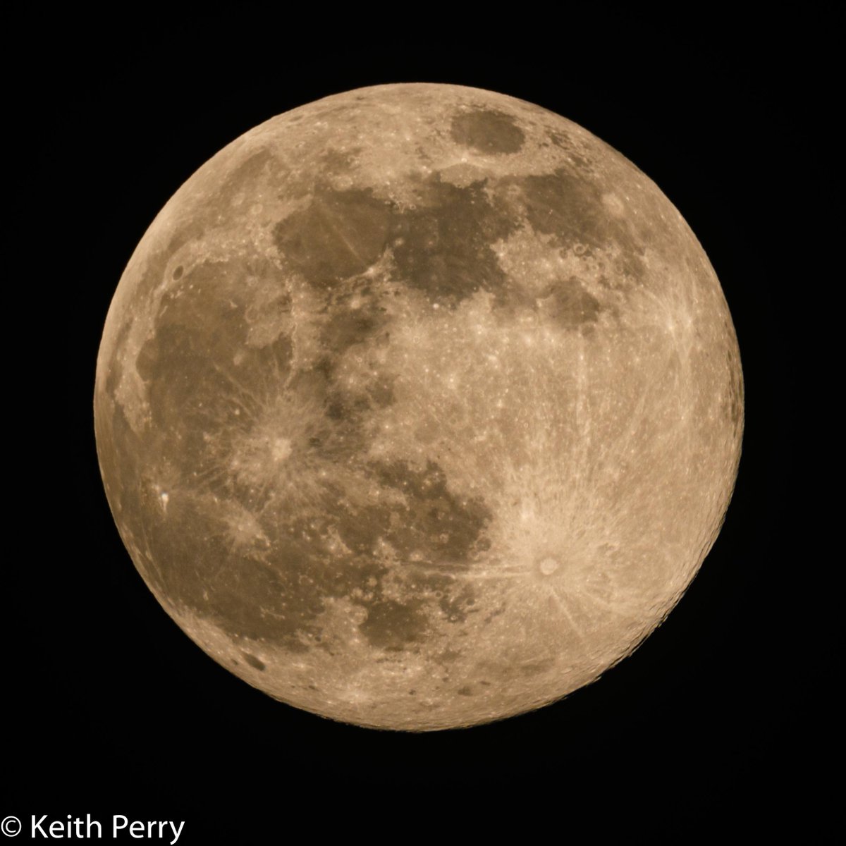 CXkwp's tweet photo. Pink Moon https://t.co/f3HpsU68v3