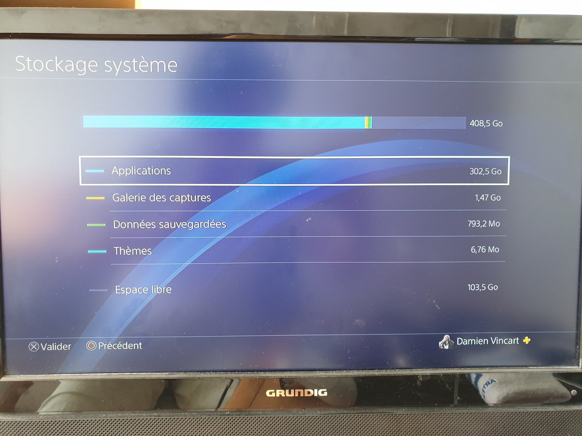 badziz's tweet photo. @PlayStationFR Et pour la MAJ ? Normal de devoir supprimer 15Go pour une MAJ de 11Go quand on a 103 Go de libre ?? J'ai enregistré l'entretien téléphonique avec votre conseiller téléphonique si ça vs intéresse. Bien qu'il n'ait pas été très intéressant lui-même. Merci https://t.co/fEg13KgBfo