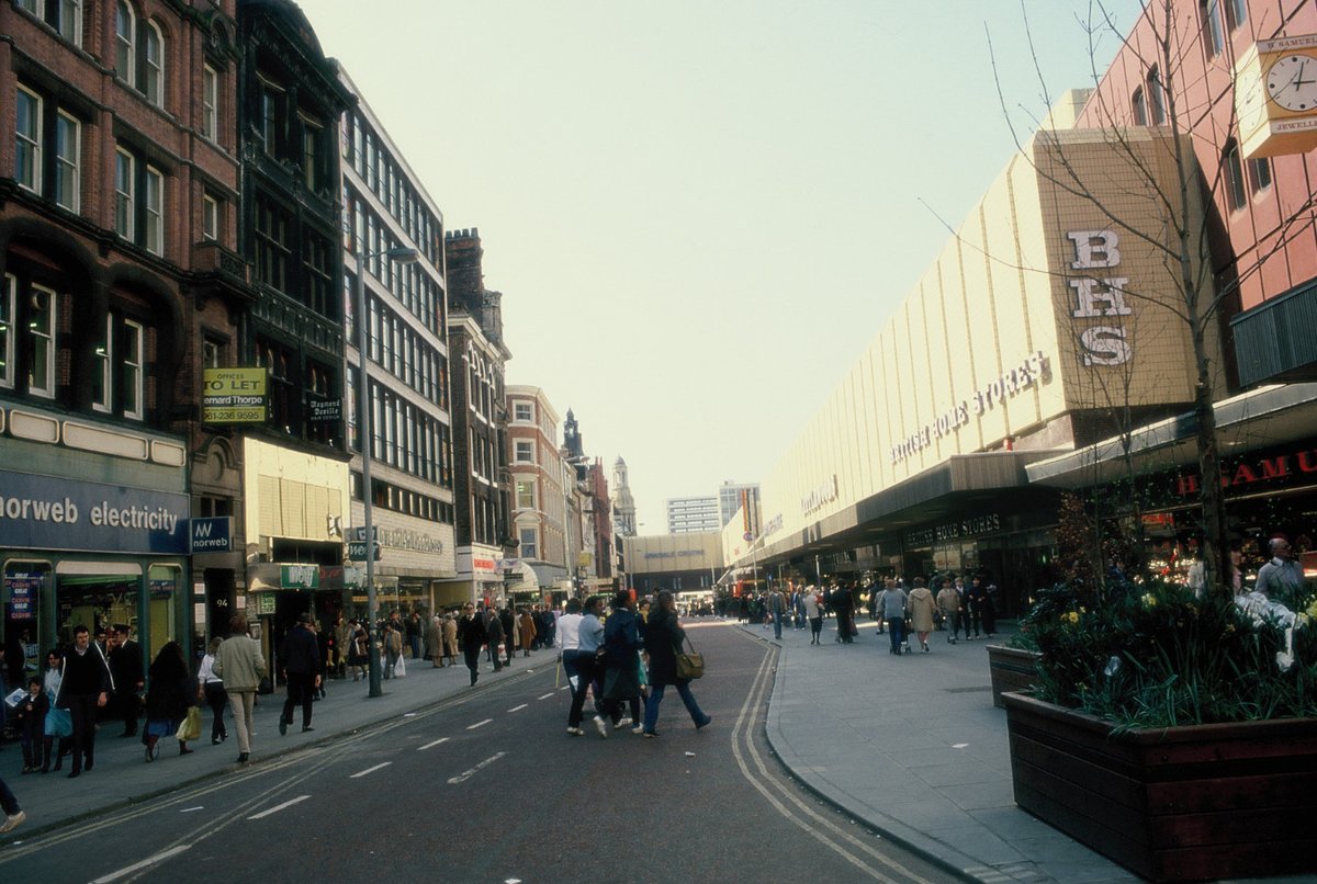 rebuildingmcr's tweet photo. Market Street in the early 1980s, prior to pedestrianisation (and Arndale food court). Photo kindly provided by Warren Marshall for my Rebuilding Manchester book #rebuildingmanchester https://t.co/HyejRWDc9e