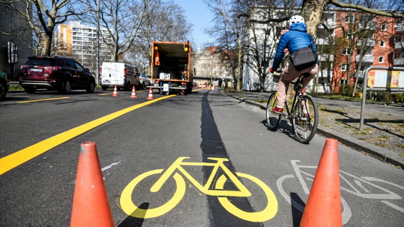 EuMetamorphosis's tweet image. As we can see, currently there is less traffic on the #streets. That’s why the City of #Berlin decided to broaden some #cyclepaths by reducing the car lanes, what helps to maintain the distance between the #cyclists, too. bit.ly/2UPOA5wl 
© Berliner Morgenpost 2020