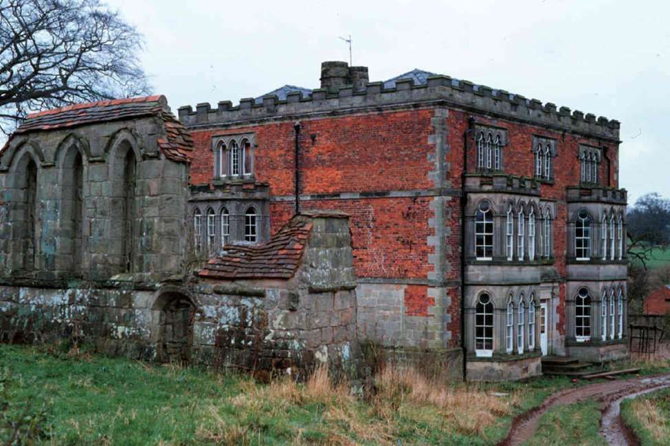 hey this is cool. Yeaveley Preceptory, Stydd Hall, Derbyshire. Shows that Knights Hospitallers could have fancy chapels! Best pic I could find of the N side with internal shafting. Was on heritage at risk register but removed in 2016.