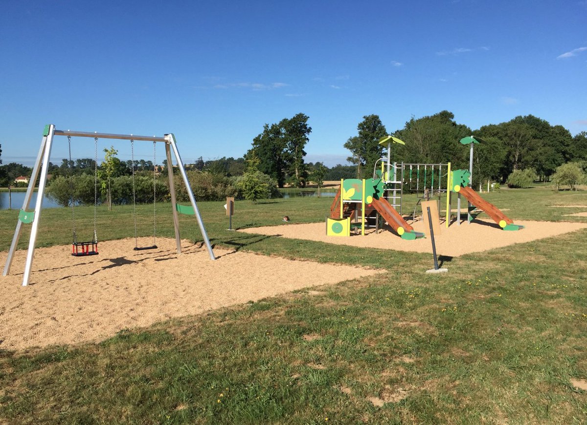 QualiCite_En's tweet photo. "Ready for the #race ?" 🚩 Two #slides, twice the adrenaline and the opportunity to #challenge friends 😋🙃 Get set ! Go ! 👏 #QualiCité #playground https://t.co/kIwpQpoJTx