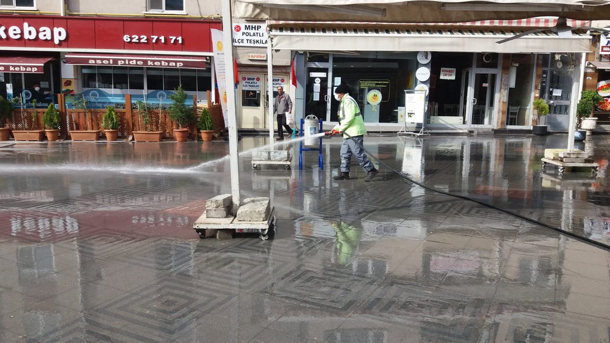 #birliktebaşaracağız
Cumhuriyet Meydanımız ve Çarşı Camii Meydanımız ekiplerimiz tarafından virüs önleyici solüsyonlarla yıkanarak dezenfekte ediliyor. Sizin için bütün gücümüzle durmaksızın çalışıyoruz. #evdekalpolatlı