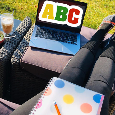 Het Toptraject in Corona-tijd...
Dit is de 'werkplek' van Romy. Romy is Toptrajectstudent op het <a href="/rocvantwente/">ROC van Twente</a>, heeft het doorstroomkeuzedeel Social Work op Saxion gevolgd en al kennisgemaakt met colleges op hbo-niveau. Lees hoe het nu met Romy gaat op facebook.com/toptraject/