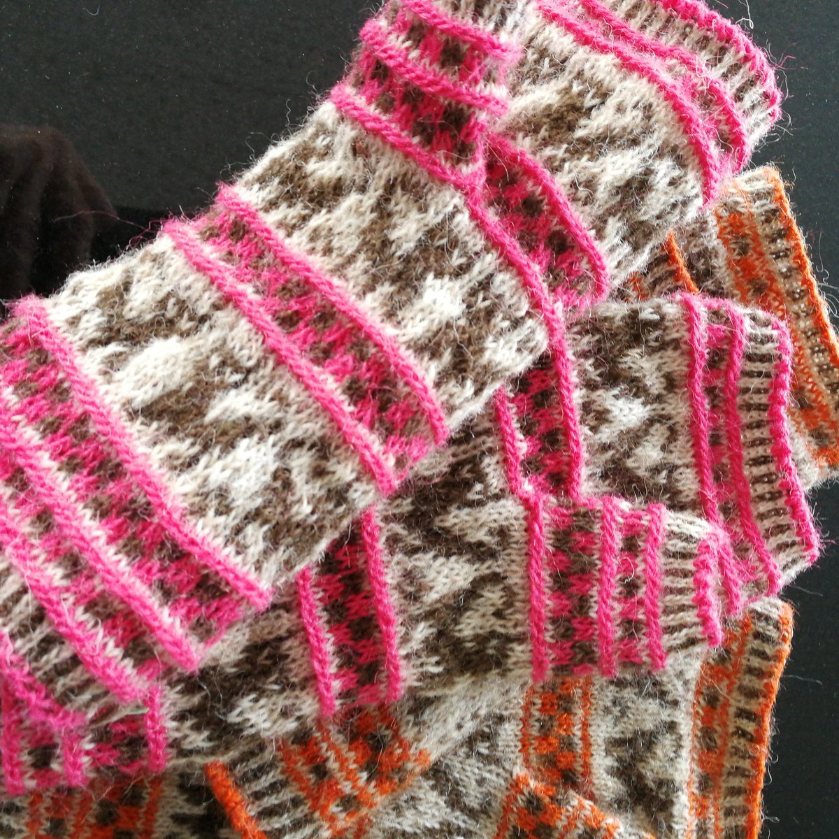 siouxian's tweet photo. @UKHKA Just finished a reworking of my favourite cat mitt pattern. A long long soak will transform the #einband #knitting #knittinginlockdown #wipwednesday https://t.co/J8jxByXGDO