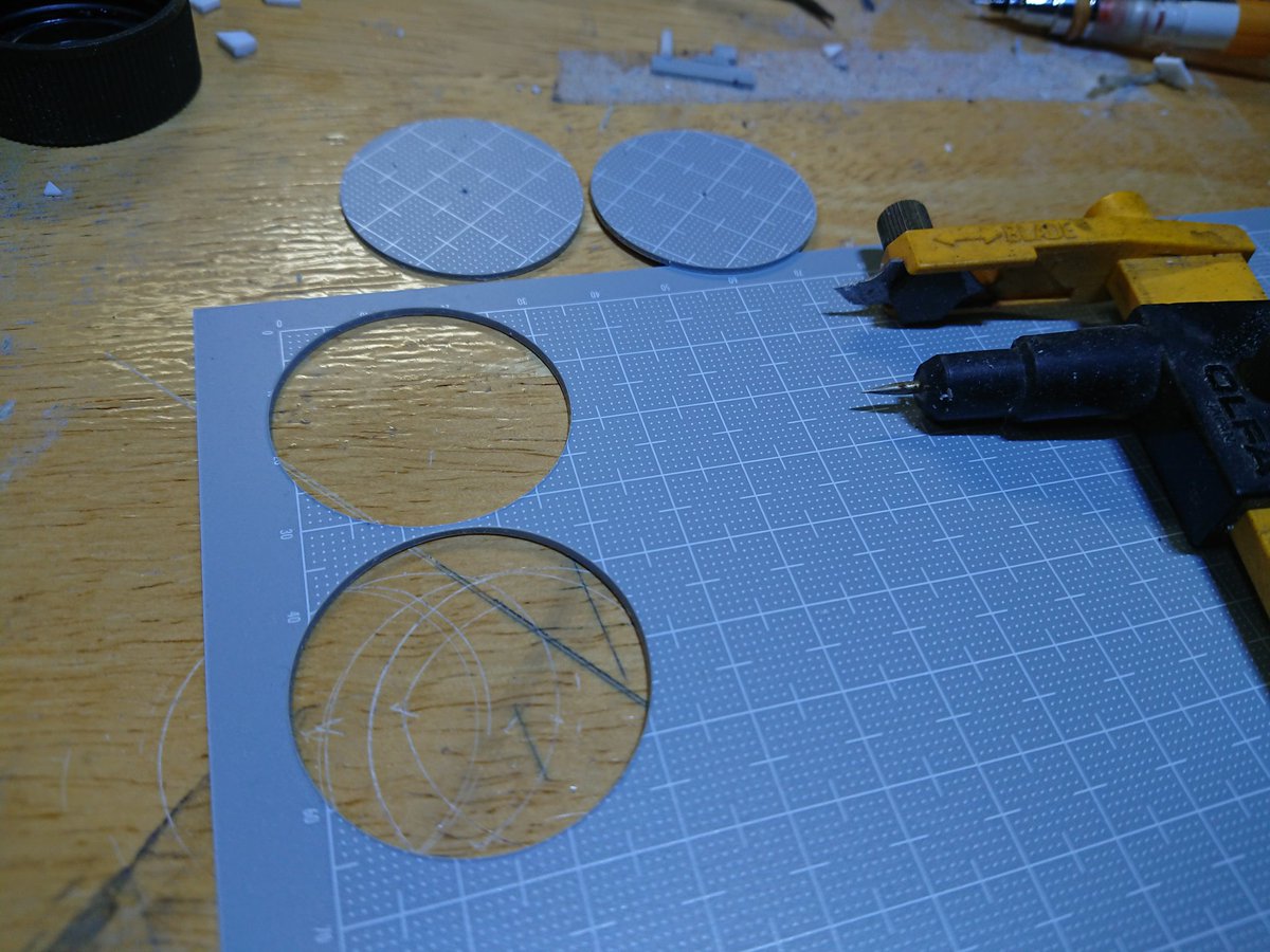 Uzivatel たいすけ Na Twitteru プラ板を丸く切り抜くだけの簡単なお仕事 あと16枚