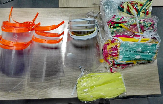 PoliciaMairena's tweet photo. Gracias a vuestra generosidad, tras cubrir necesidades en Mairena, hemos aportado mascarillas y más de un centenar de pantallas al @HSJD_Aljarafe 
Si estás fabricando material para donar contacta con nosotros y te lo recogemos en el domicilio.
#QuedateEnCasa 
#TodoVaASalirBien https://t.co/JLkZb5iXjp