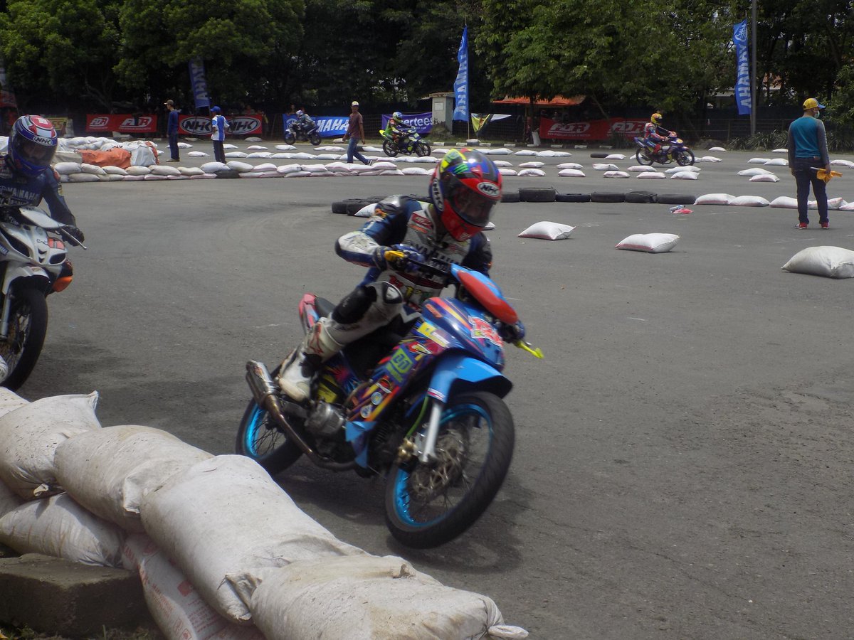 hanadee_20's tweet photo. Happy (a little) #wheeliewednesday from Motoprix 2016 Region 2 Round 6!
#motoprix #motoprix2016 #manahan #manahansolo #oldtimes https://t.co/S02o4PEBTy