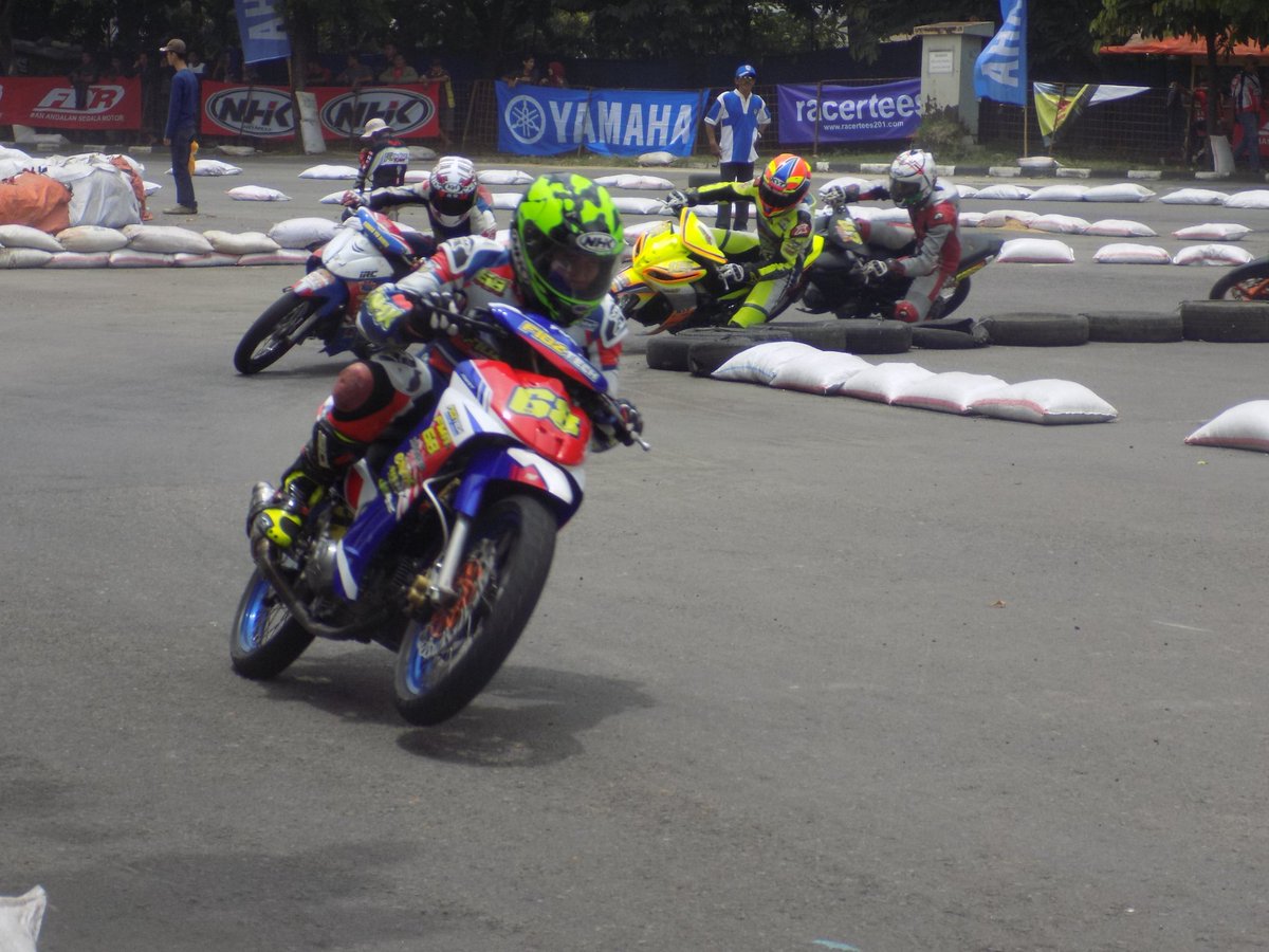 hanadee_20's tweet photo. Happy (a little) #wheeliewednesday from Motoprix 2016 Region 2 Round 6!
#motoprix #motoprix2016 #manahan #manahansolo #oldtimes https://t.co/S02o4PEBTy