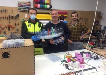 PoliciaMairena's tweet photo. Gracias a vuestra generosidad, tras cubrir necesidades en Mairena, hemos aportado mascarillas y más de un centenar de pantallas al @HSJD_Aljarafe 
Si estás fabricando material para donar contacta con nosotros y te lo recogemos en el domicilio.
#QuedateEnCasa 
#TodoVaASalirBien https://t.co/JLkZb5iXjp