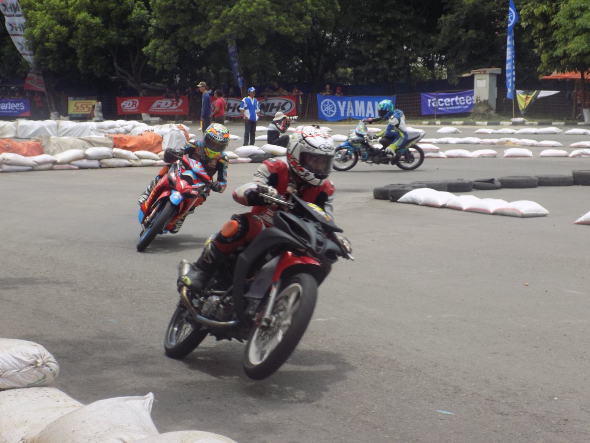 hanadee_20's tweet photo. Happy (a little) #wheeliewednesday from Motoprix 2016 Region 2 Round 6!
#motoprix #motoprix2016 #manahan #manahansolo #oldtimes https://t.co/S02o4PEBTy