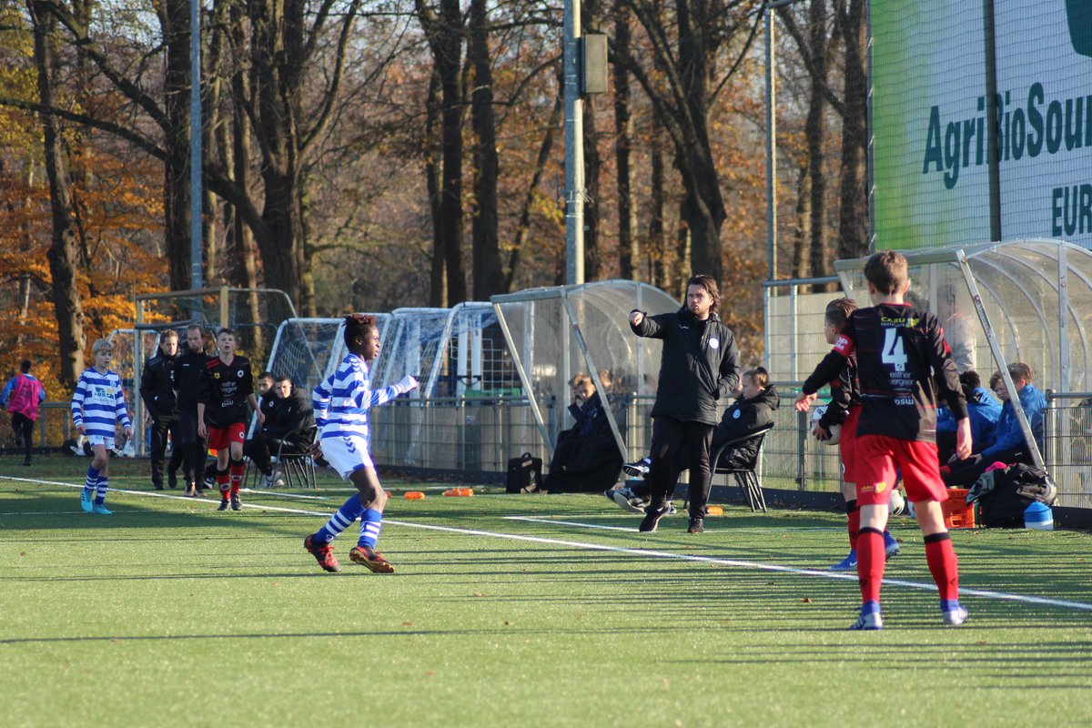DeGraafschapJO's tweet photo. Een update van @DeGraafschapJO 👇

Coördinator jeugdopleiding Wouter Stronks over:
✅ de huidige status van de competitie
✅ het programma op maat
✅ de vier bouwstenen techniek, tactiek, mentaal en fysiek
✅ de komende weken van spelers/staf

https://t.co/OdzIp5RNV0

#bliefthuus https://t.co/jpk5EYR1tU