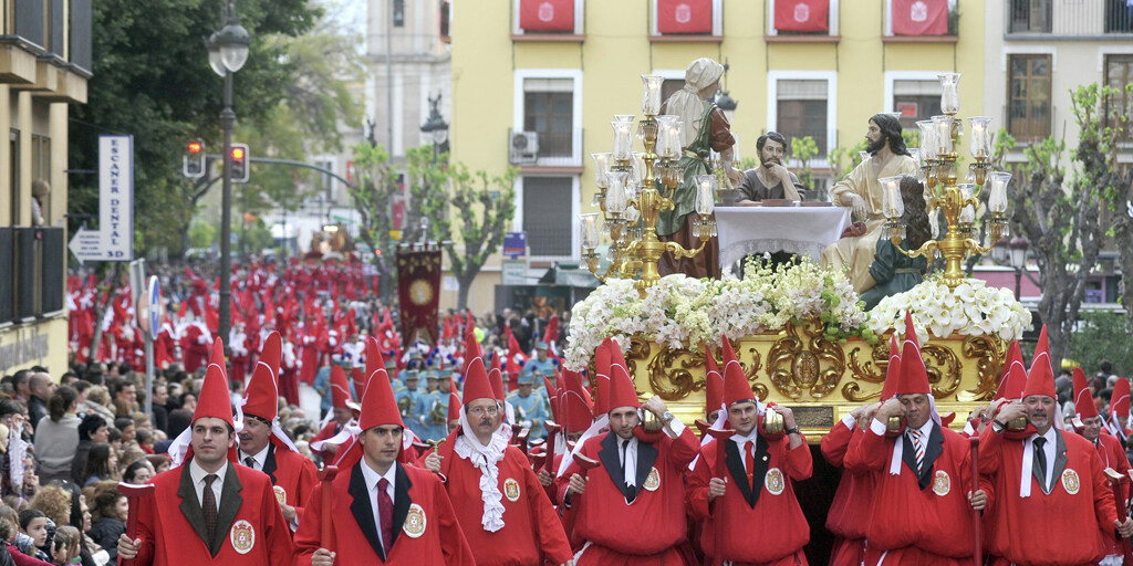 turismormurcia's tweet photo. Hoy recordamos la Semana Santa de la ciudad de Murcia, declarada de Interés Turístico Internacional y en especial su procesión de 'Los Coloraos', la más popular y huertana ❤️.

👉 https://t.co/ReeBpxjT7W
#MiércolesSanto #SemanaSantaRM #RegiónDeMurciaEnCasa https://t.co/BraM3PJeoM