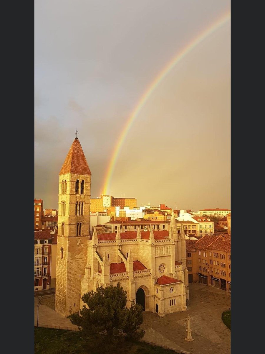 Ayer salía un arco iris del Hospital Clínico Universitario de Valladolid.